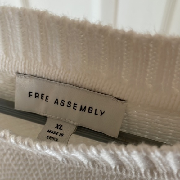 Free Assembly white sweater Sz XL - Picture 6 of 7
